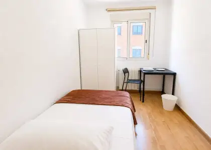 Se alquila habitación en piso compartido de 4 habitaciones en Pradolongo, todos los gastos incluidos. en Madrid