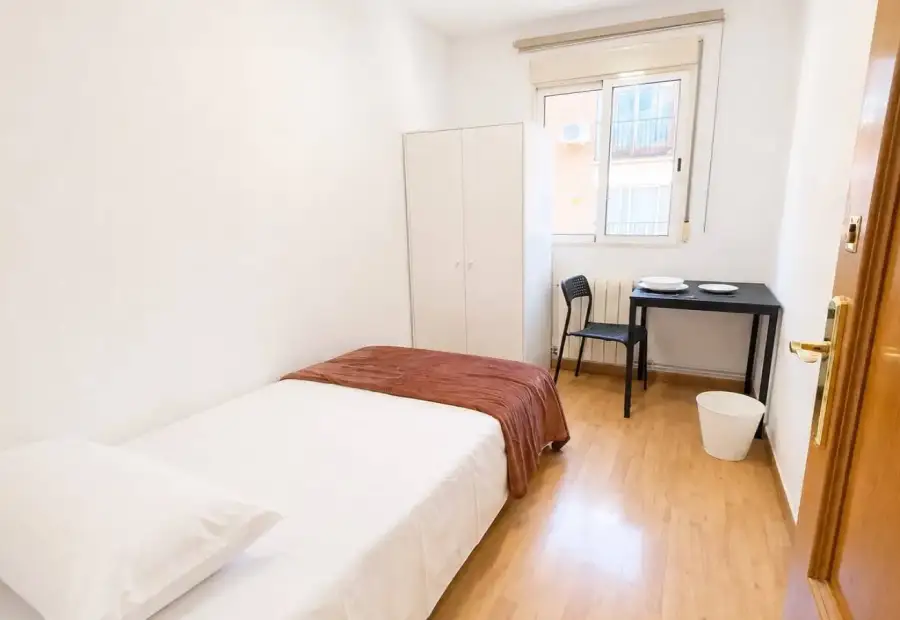 Se alquila habitación en piso compartido de 4 habitaciones en Pradolongo, todos los gastos incluidos. en Madrid
