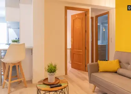 Se alquila habitación en piso compartido de 4 habitaciones en Valdeacederas en Madrid