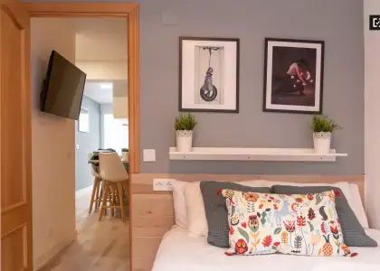 Se alquila habitación en piso compartido de 4 habitaciones en Valdeacederas en Madrid
