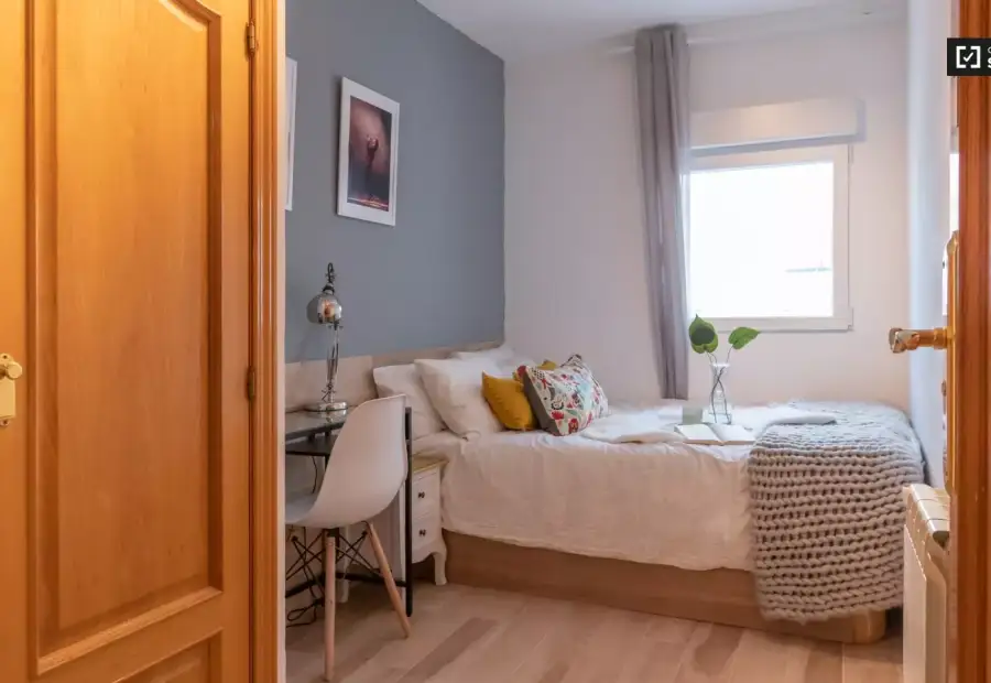 Se alquila habitación en piso compartido de 4 habitaciones en Valdeacederas en Madrid