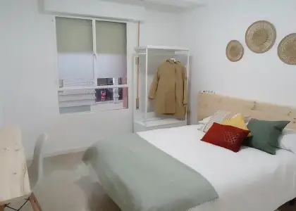 Se alquila habitación en piso compartido de 5 habitaciones en Adra, gastos incluidos, ideal solo para chicas. en Almería