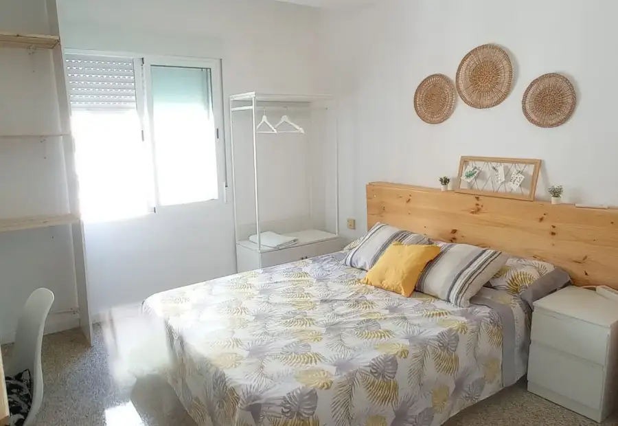 Se alquila habitación en piso compartido de 5 habitaciones en Adra, gastos incluidos, ideal solo para chicas. en Almería