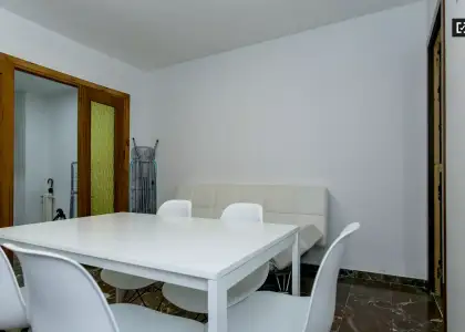 Se alquila habitación en piso compartido de 5 habitaciones en Camino de Ronda, Granada. en Granada