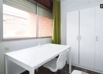 Se alquila habitación en piso compartido de 5 habitaciones en Camino de Ronda, profesionales y estudiantes. en Granada