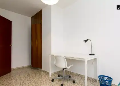 Se alquila habitación en piso compartido de 5 habitaciones en Camino de Ronda, profesionales y estudiantes. en Granada