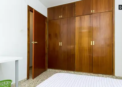 Se alquila habitación en piso compartido de 5 habitaciones en Camino de Ronda, profesionales y estudiantes. en Granada