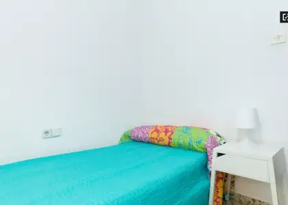 Se alquila habitación en piso compartido de 5 habitaciones en Camino de Ronda, profesionales y estudiantes. en Granada