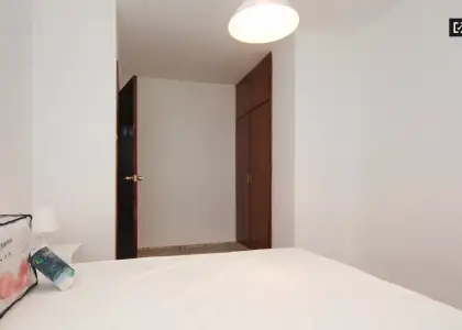 Se alquila habitación en piso compartido de 5 habitaciones en Camino de Ronda, profesionales y estudiantes. en Granada