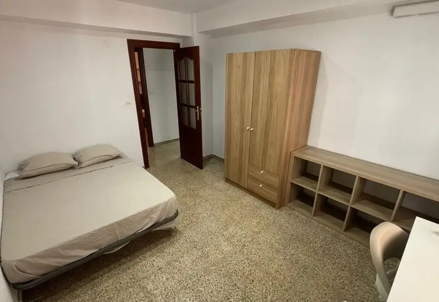 Se alquila habitación en piso compartido de 5 habitaciones en Camino de Ronda en Granada