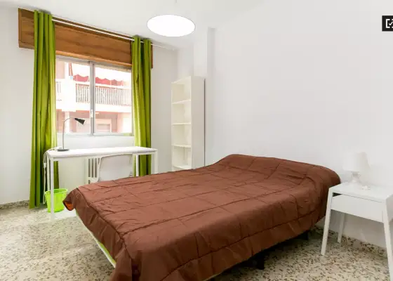 Se alquila habitación en piso compartido de 5 habitaciones en Camino de Ronda, Granada.