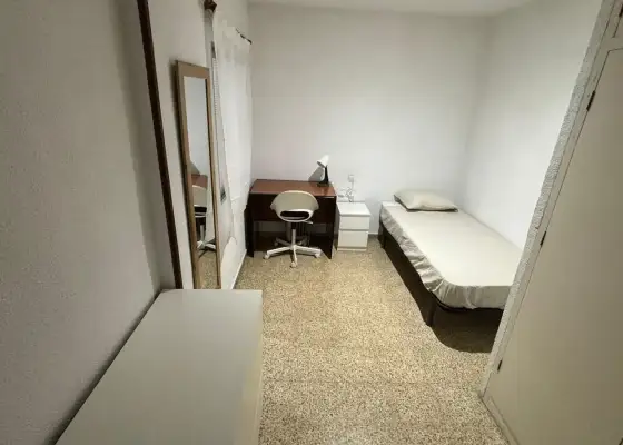 Se alquila habitación en piso compartido de 5 habitaciones en Camino de Ronda en Granada