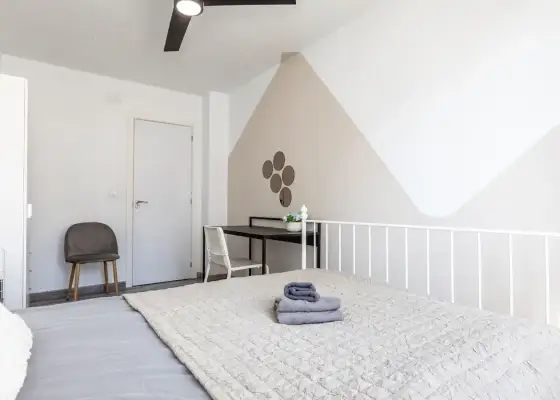 Se alquila habitación en piso compartido de 5 habitaciones en L'Illa Perduda. en Valencia