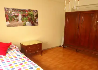 Se alquila habitación en piso compartido de 5 habitaciones en San Miguel-Capuchinos. en Córdoba