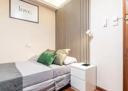 Se alquila habitación en piso compartido de 6 habitaciones en Alicante, todos los gastos incluidos. en Alicante (Alacant)