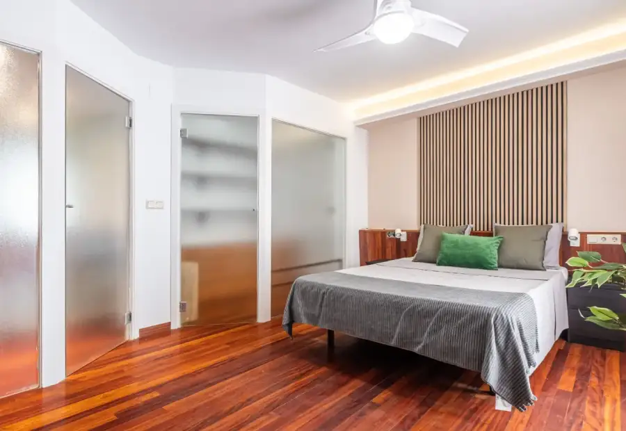 Se alquila habitación en piso compartido de 6 habitaciones en Alicante, todos los gastos incluidos. en Alicante (Alacant)