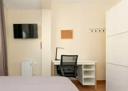 Se alquila habitación en piso de 4 habitaciones en Granada en Granada