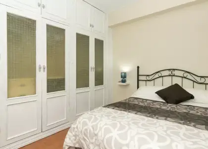 Se alquila habitación en piso de 4 habitaciones en Granada en Granada