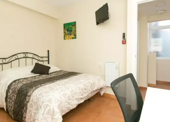 Se alquila habitación en piso de 4 habitaciones en Granada