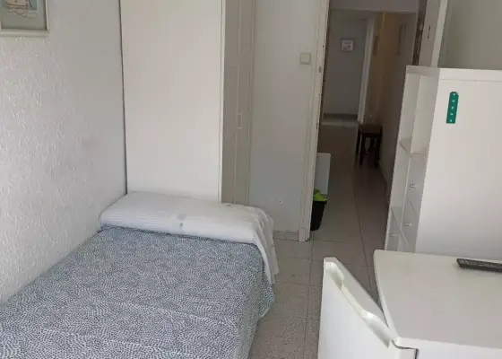 Se alquila habitación en piso de 4 habitaciones en Zaragoza