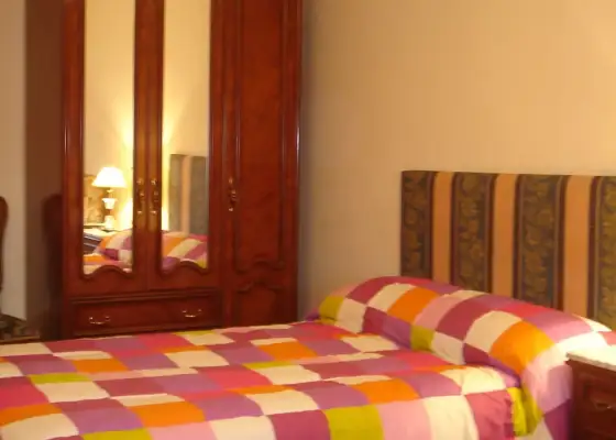 Se alquila habitación en piso de 5 dormitorios en Salamanca - Mujeres