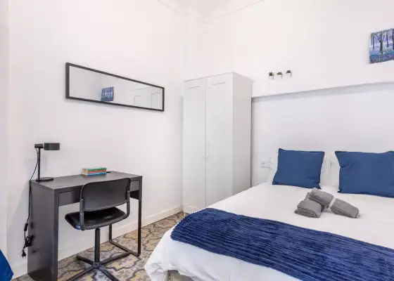 Se alquila habitación en piso de 8 habitaciones en Granada