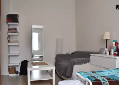 Se alquila habitación en piso de 8 habitaciones en Valencia en Valencia