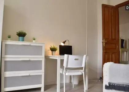Se alquila habitación en piso de 8 habitaciones en Valencia en Valencia