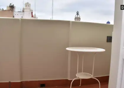 Se alquila habitación en piso de 8 habitaciones en Valencia en Valencia
