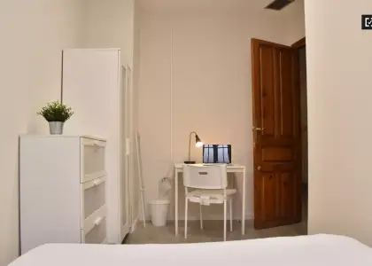 Se alquila habitación en piso de 8 habitaciones en Valencia en Valencia