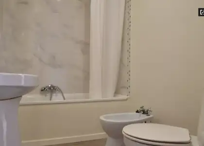 Se alquila habitación en piso de 8 habitaciones en Valencia en Valencia