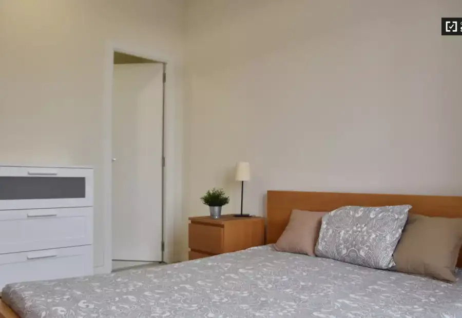 Se alquila habitación en piso de 8 habitaciones en Valencia en Valencia