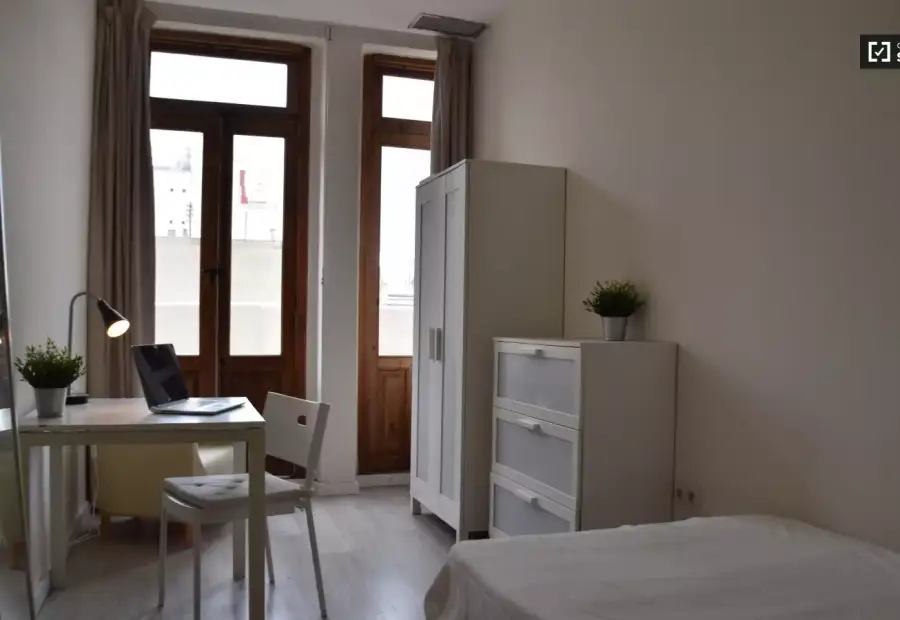 Se alquila habitación en piso de 8 habitaciones en Valencia en Valencia
