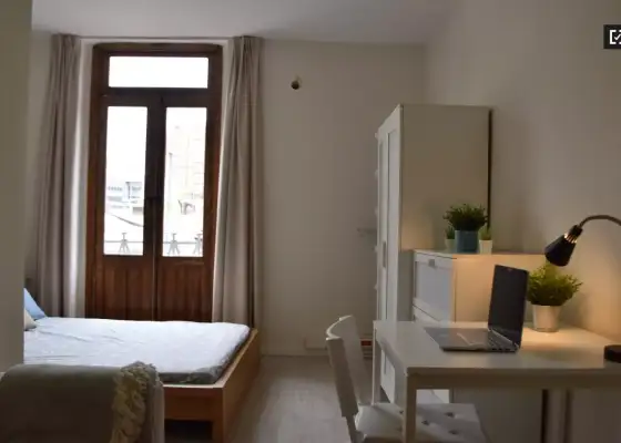 Se alquila habitación en piso de 8 habitaciones en Valencia