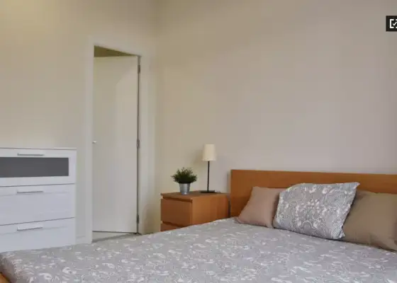 Se alquila habitación en piso de 8 habitaciones en Valencia