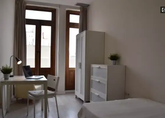 Se alquila habitación en piso de 8 habitaciones en Valencia