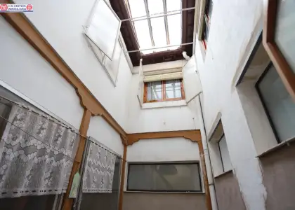 SE VENDE CASA EN PLENO CENTRO DE ALCÁZAR CON 240 m2 DE PARCELA Y FACHADA A DOS CALLES en Alcázar de San Juan