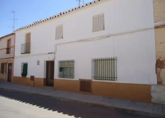 Se vende solar para derribo en Manzanares