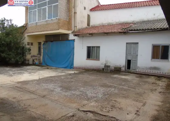 Solar + vivienda con dos alturas en zona muy céntrica de alcazar de san juan. La vivienda dispone de 2 habitaciones, salón comedor, cocina independiente, un baño completo, cocina de fuego bajo, gar en Alcázar de San Juan