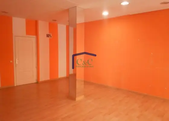 venta de local en Manzanares, Empedrada