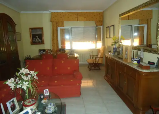 Venta de piso de cuatro dormitorios centrico, con amplio trastero y cochera cerrada. en Manzanares