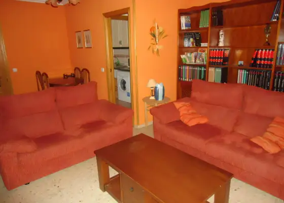 Venta de piso de cuatro dormitorios con patio en zona residencial en Manzanares