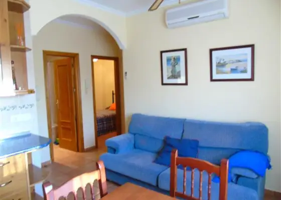 Vivienda de 2 dormitorios y un baño. Cuenta con salón/cocina, aire acondicionado y calefacción eléctrica por acumuladores. Ubicado en zona pablo iglesias en Alcázar de San Juan