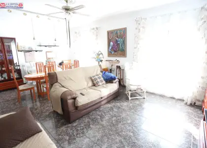 Vivienda en 1ª planta, con 2 patios de luces, 4 dormitorios, amplio salon, 2 baños, cocina muy amplia y luminosa. en Alcázar de San Juan